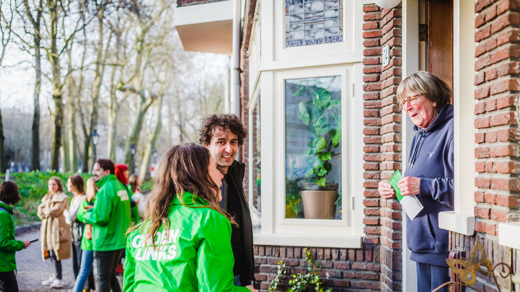 jesse en vrijwilliger lopen huis aan huis