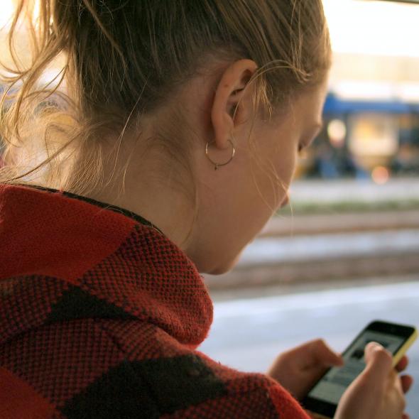meisje met telefoon